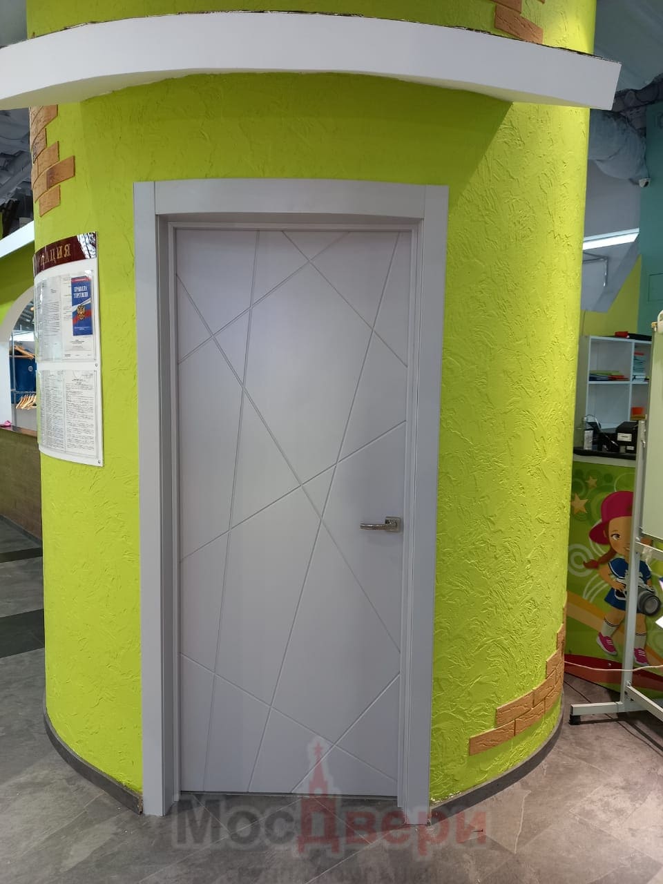 Установленная межкомнатная дверь 2